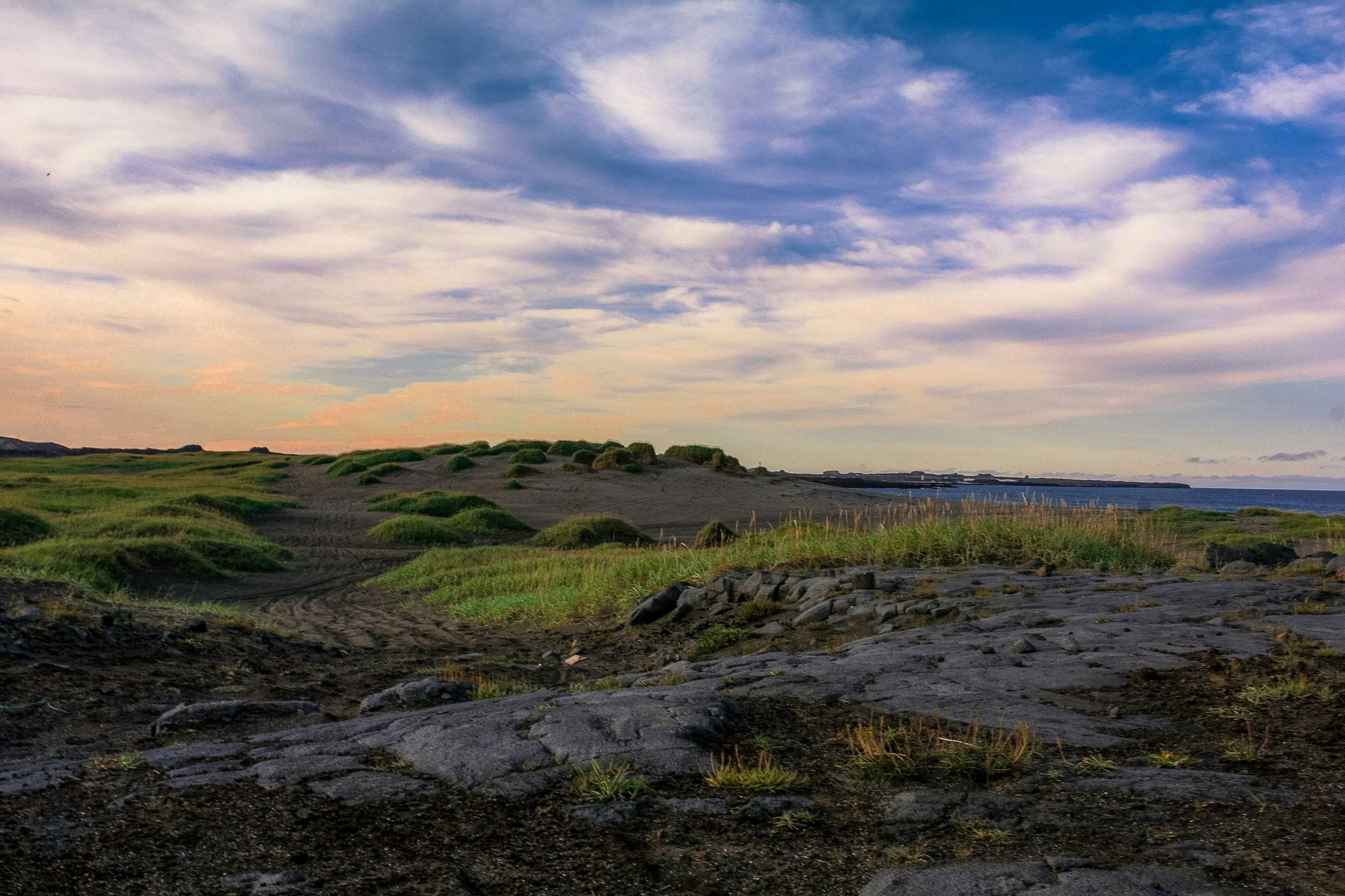 Landslag og skrautlegur himinn.